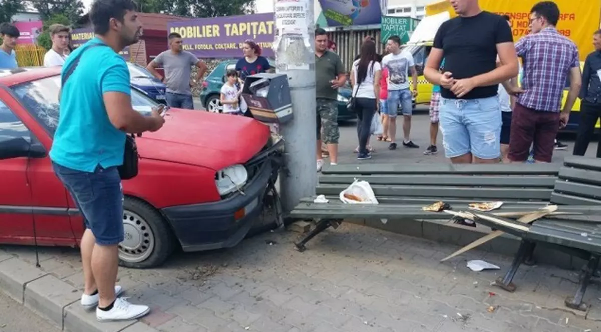 O șoferiță începătoare a izbit șapte oameni care stăteau pe o bancă în Iași