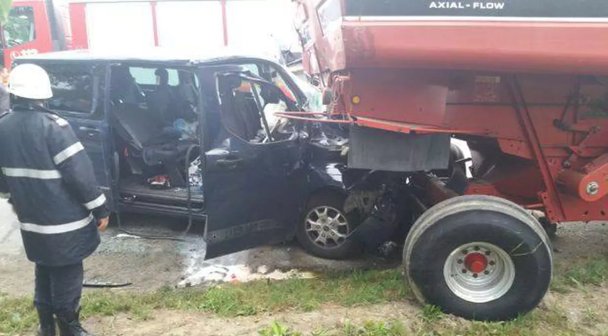 Accident grav lângă Deva! Un microbuz s-a ciocnit de o combină agricolă FOTO