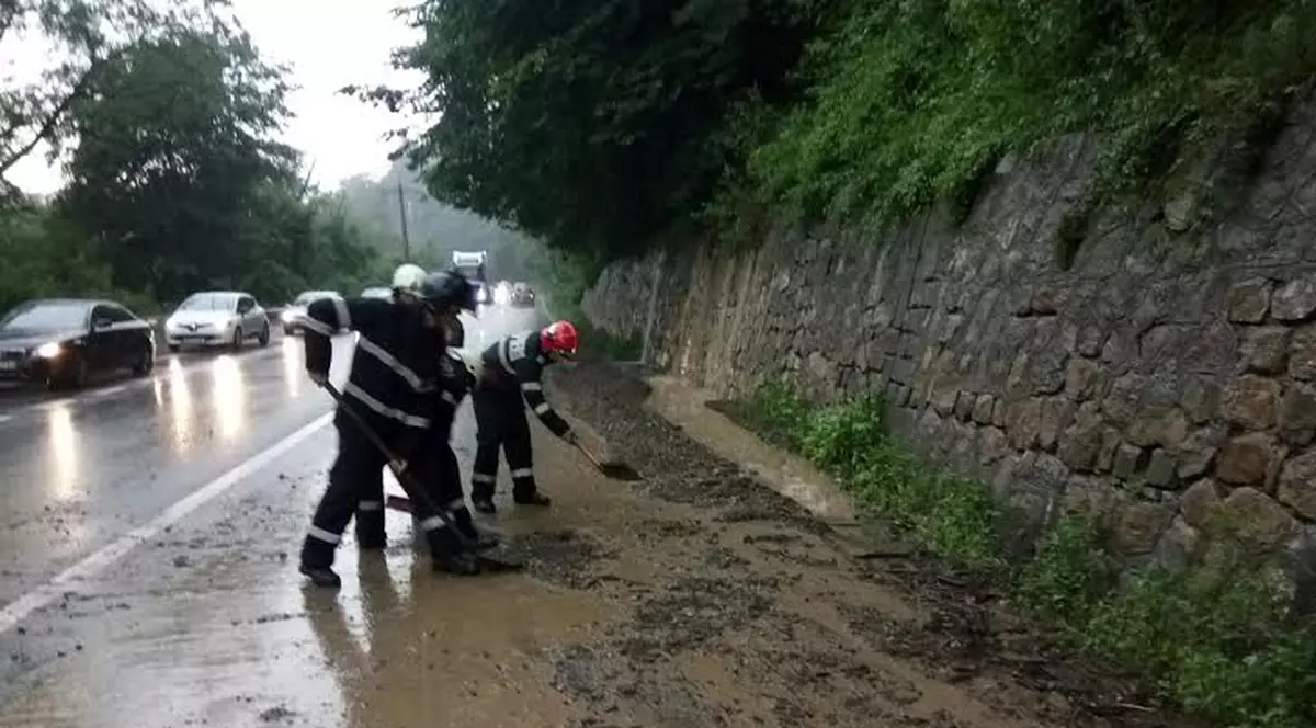 Traficul este îngreunat pe DN1. Aluviunile au ajuns pe șosea