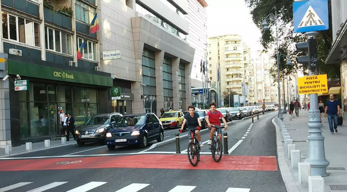 „La pas pe Calea Victoriei”