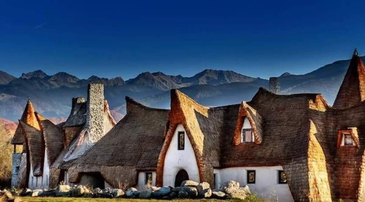 Castelul desprins parcă din basme îi fascinează pe străinii ce vizitează Transilvania GALERIE FOTO