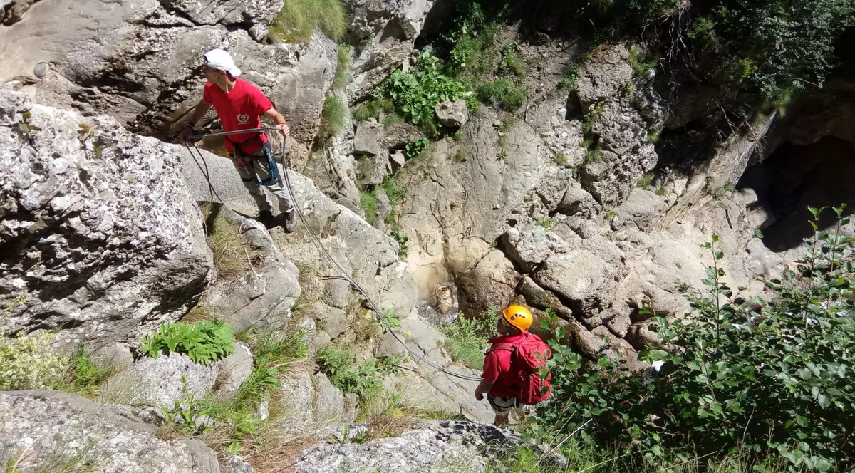 Un alpinist căzut de pe un perete stâncos în Munții Bucegi, salvat după o intervenţie de 14 ore