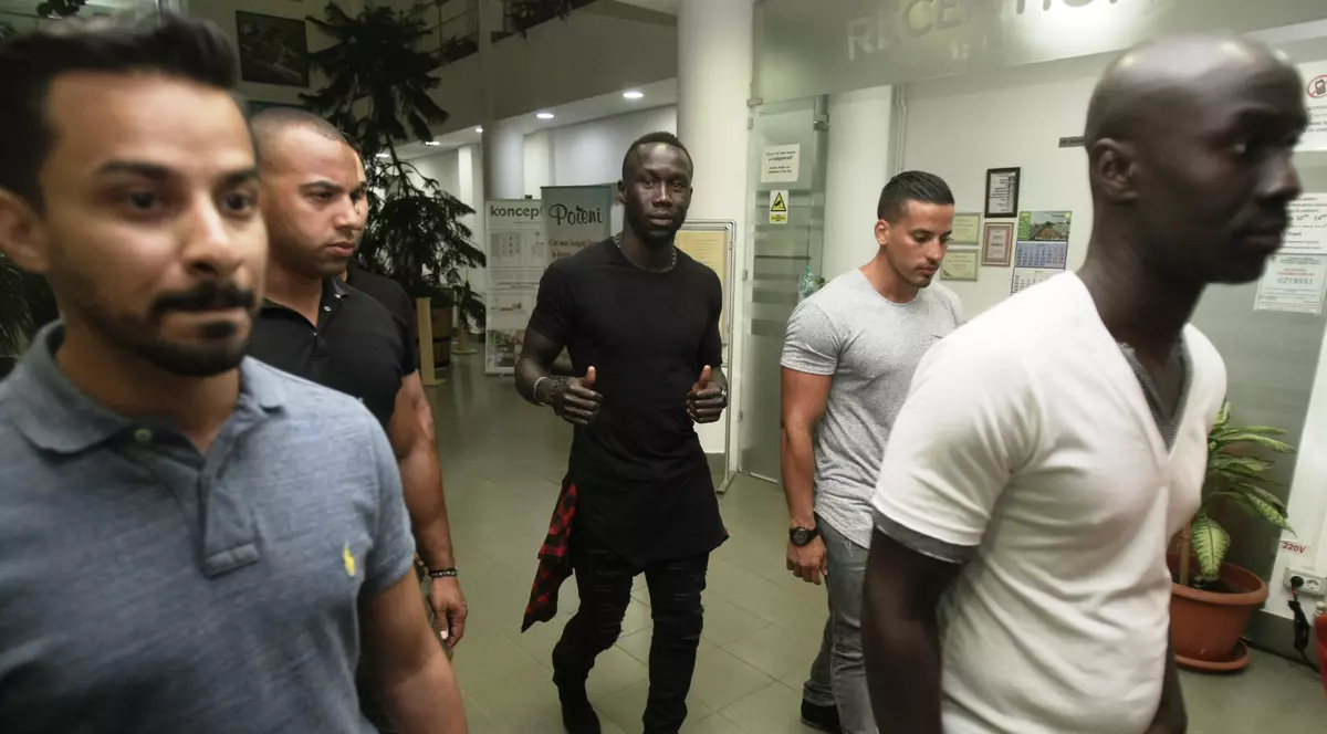 Superkombat. Ne-a bătut, dar ne iubește nebunește! Francezul Sagna, star la Man. City, nu se mai satură de litoralul nostru / GALERIE FOTO