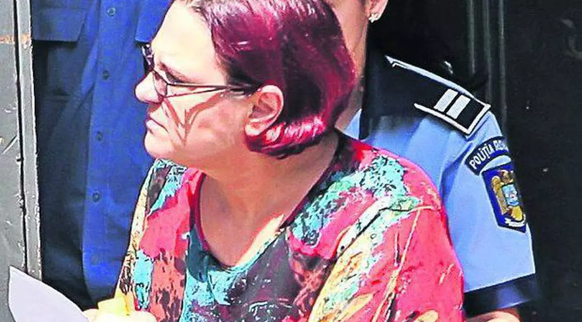 EXCLUSIV / Capul de afiș al fraudei de la BAC a ajuns la sapă de lemn! Fosta directoare de la Bolintineanu, Costica Vărzaru, lucrează ca bonă pentru animale