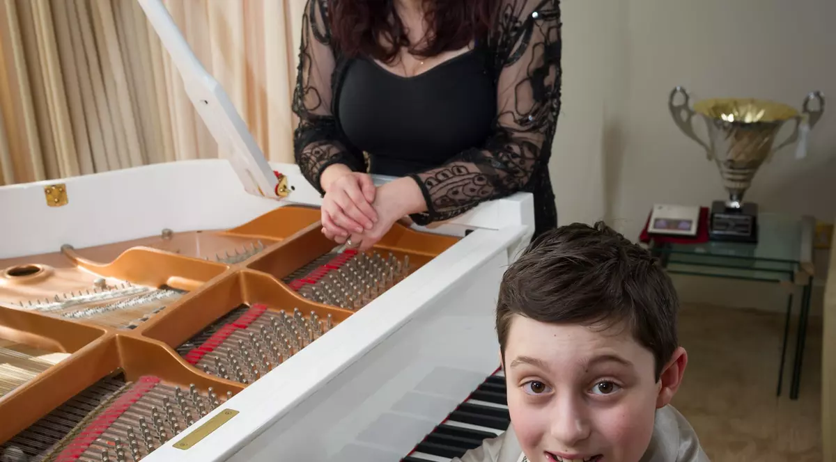Ce mândrie! O femeie din Marea Britanie are doi copii genii