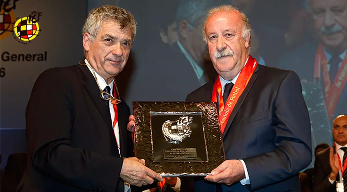 Legendarul antrenor Vicente Del Bosque a fost premiat de federația spaniolă la retragerea din activitate | VIDEO
