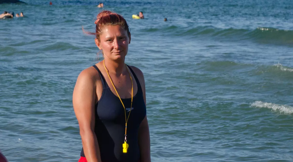Criză de «salvatoare» pe litoral! Ea e singura fată - salvamar din Mamaia