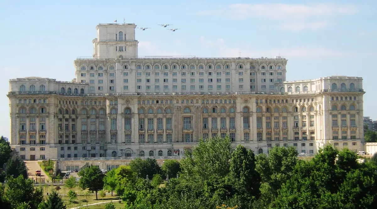 Avioane și elicoptere militare au survolat Palatul Parlamentului