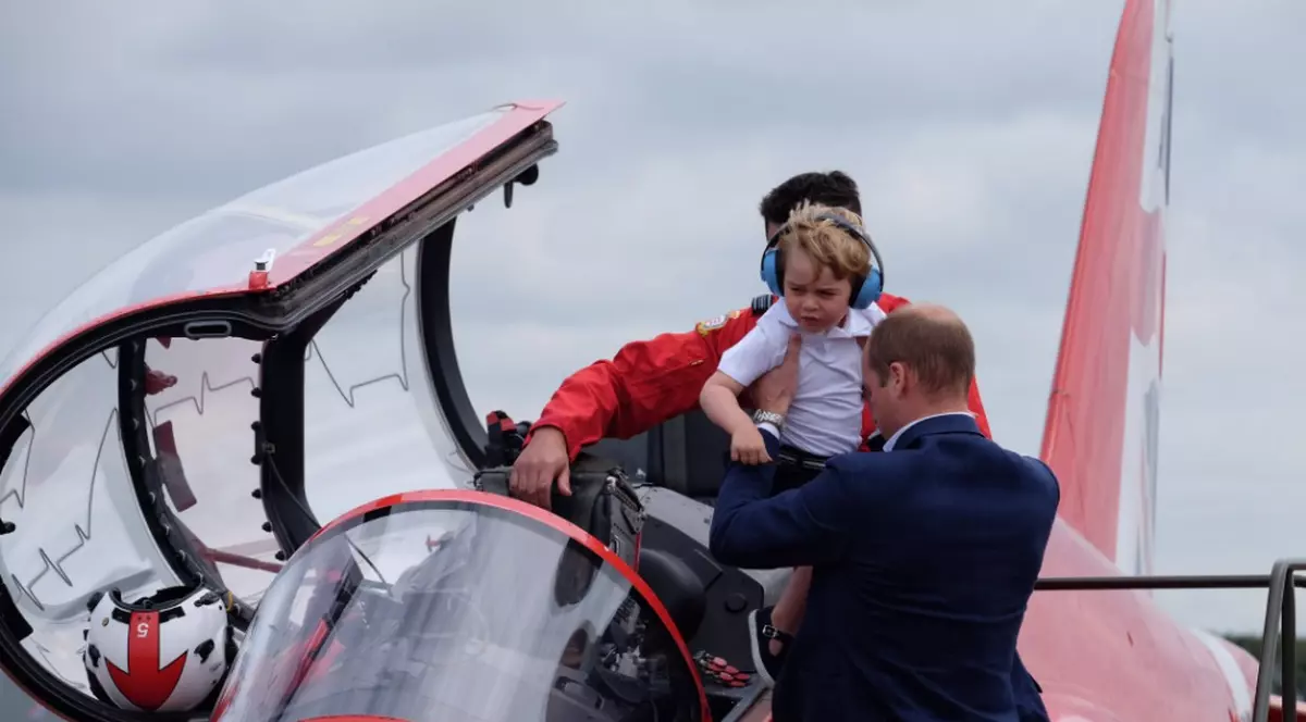 Micul prinț George, la comanda unui avion de vânătoare