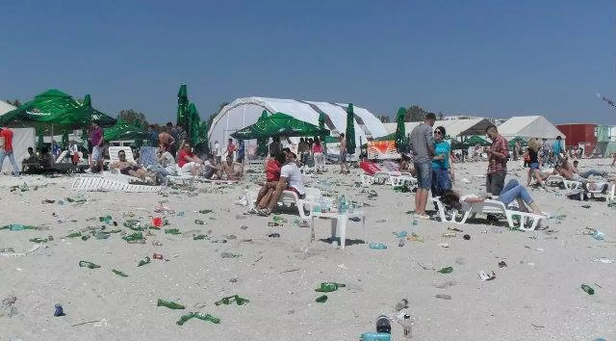 Imaginea nesimțirii, la malul mării! «Veniți din toată țara și credeți că plaja din Mamaia este groapa voastră de gunoi?»