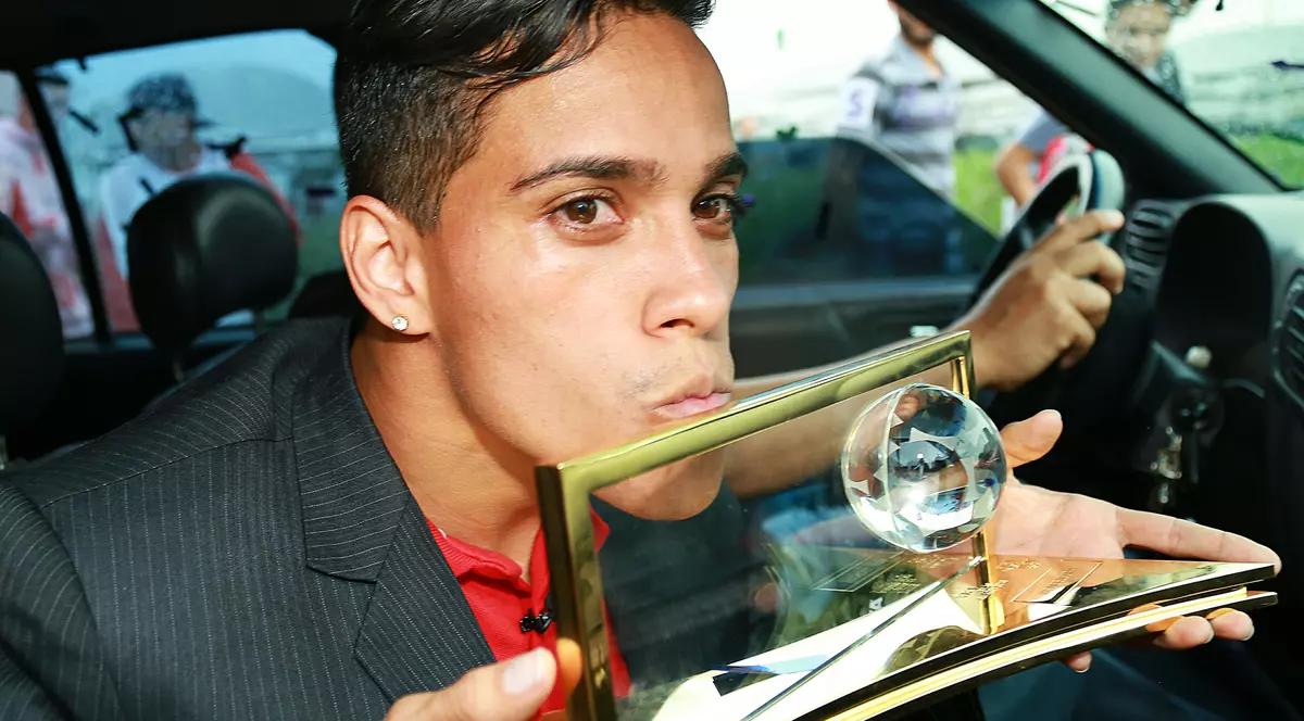 Senzațional: a marcat golul anului trecut, acum a renunțat la fotbal și va fi jucător profesionist de... FIFA