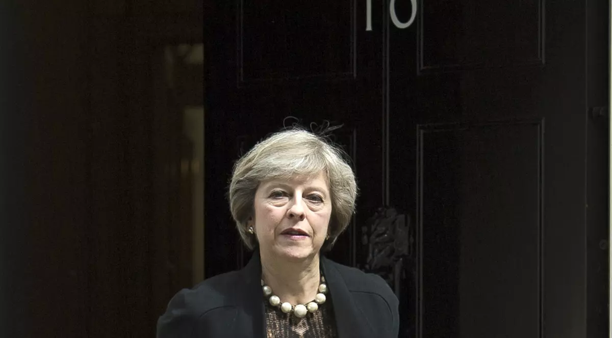 Charlie Hebdo a decapitat-o pe Theresa May