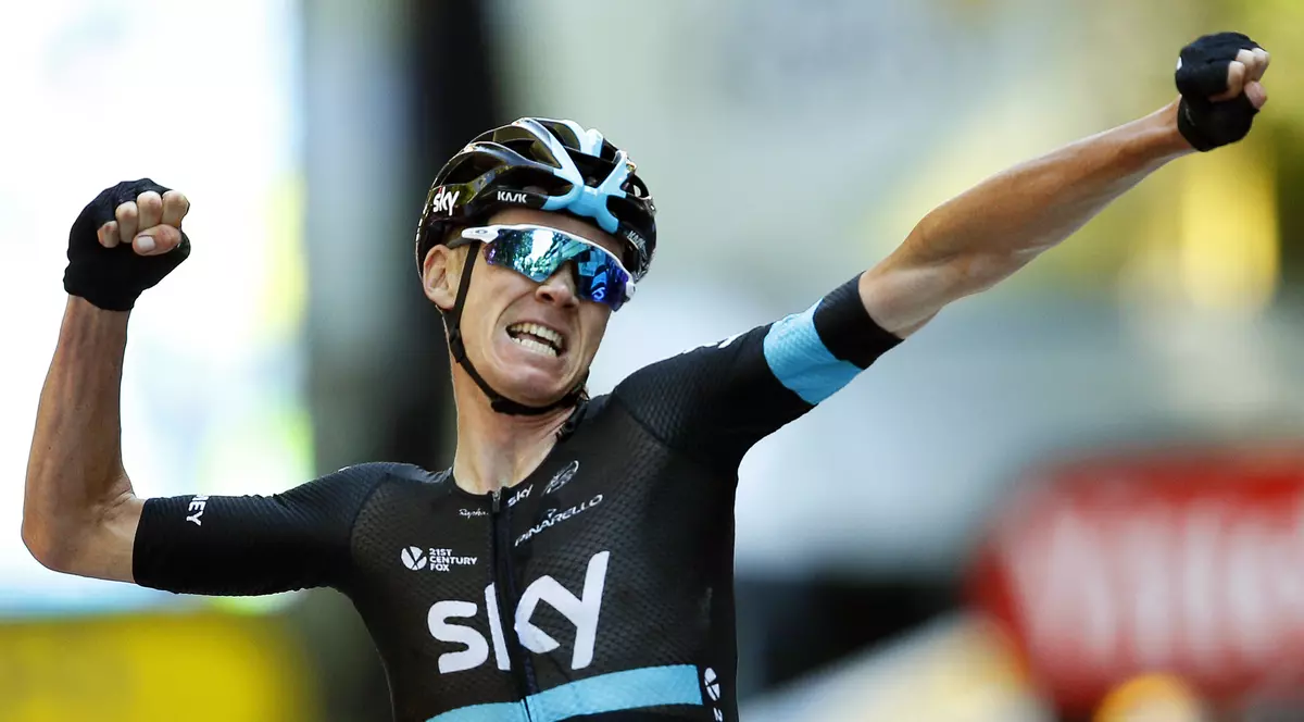 Ciclism. Incident incredibil: Chris Froome, surprins în timp ce îi aplică un pumn unui suporter / VIDEO