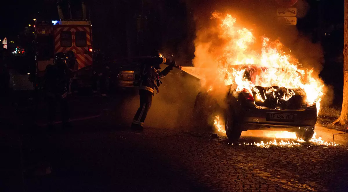 Violențe lângă Paris, după ce un tânăr ar fi fost violat de mai mulți polițiști