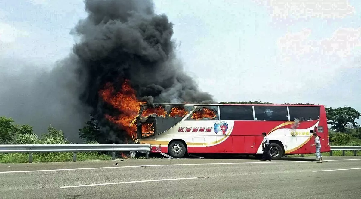 Accident cu 26 de morți. Un autobuz cu turiști a luat foc
