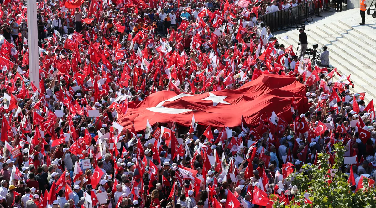 Manifestație pentru democrație în piața Taksim din Turcia: "Noi nu vrem o lovitură de stat militară"