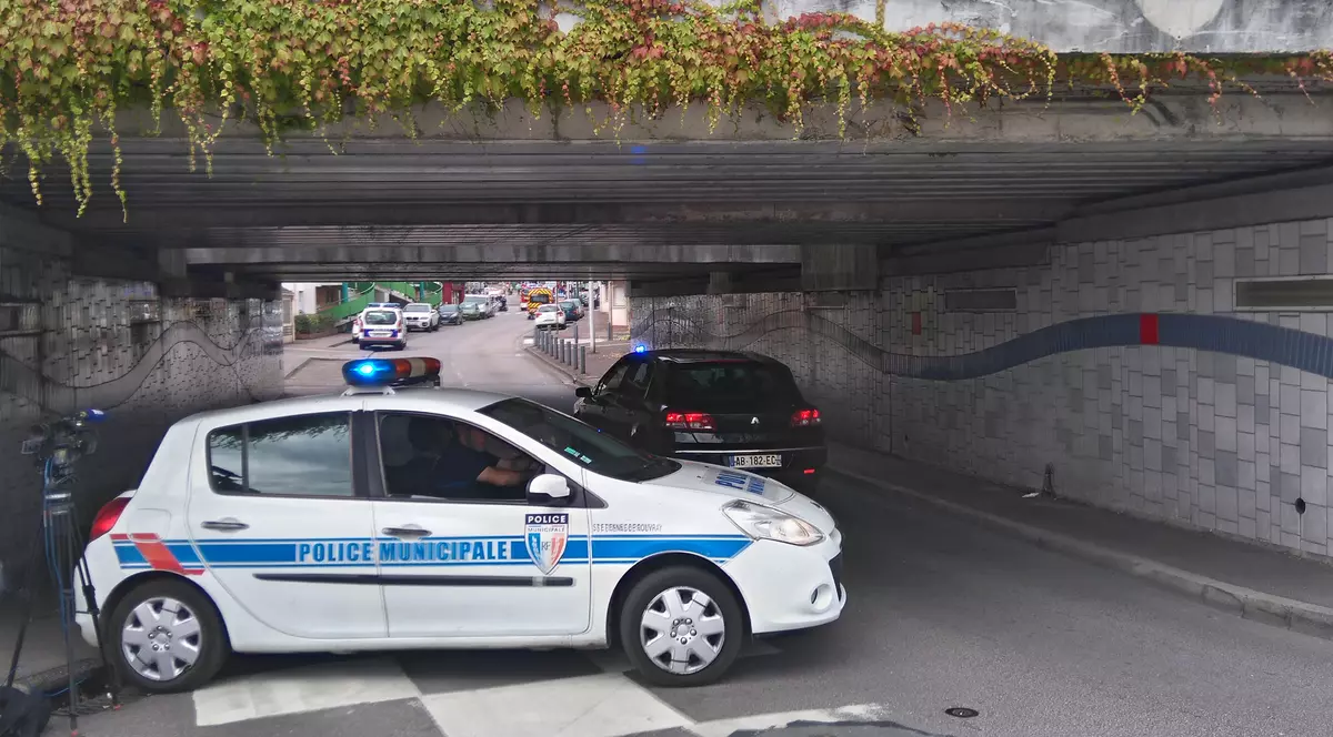 Schimb de focuri într-o tabără de migranți din nordul Franței. Doi bărbați au fost răniți grav