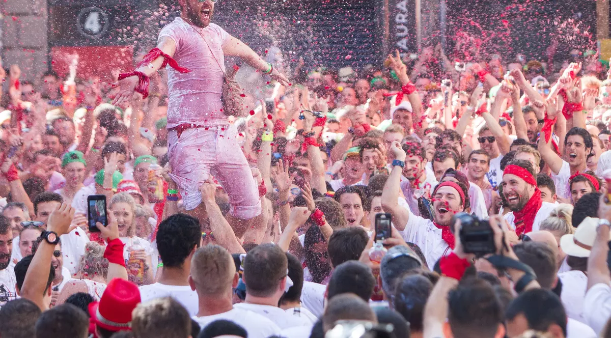 Dezmăț total la fiesta de la Pamplona! Fetele s-au dezbrăcat și s-au lăsat pipăite pe sâni | GALERIE FOTO