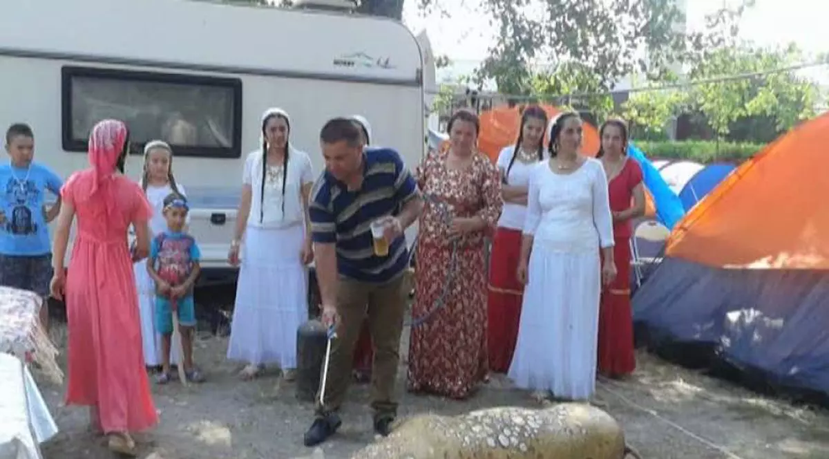 Imagini incredibile în Mamaia. Au tăiat porcul pe plajă