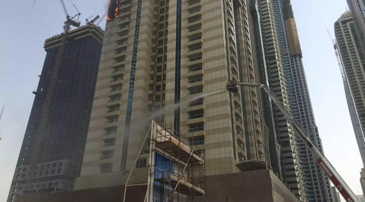 Panică în Dubai! Un zgârie-nori cu 75 de etaje a luat foc