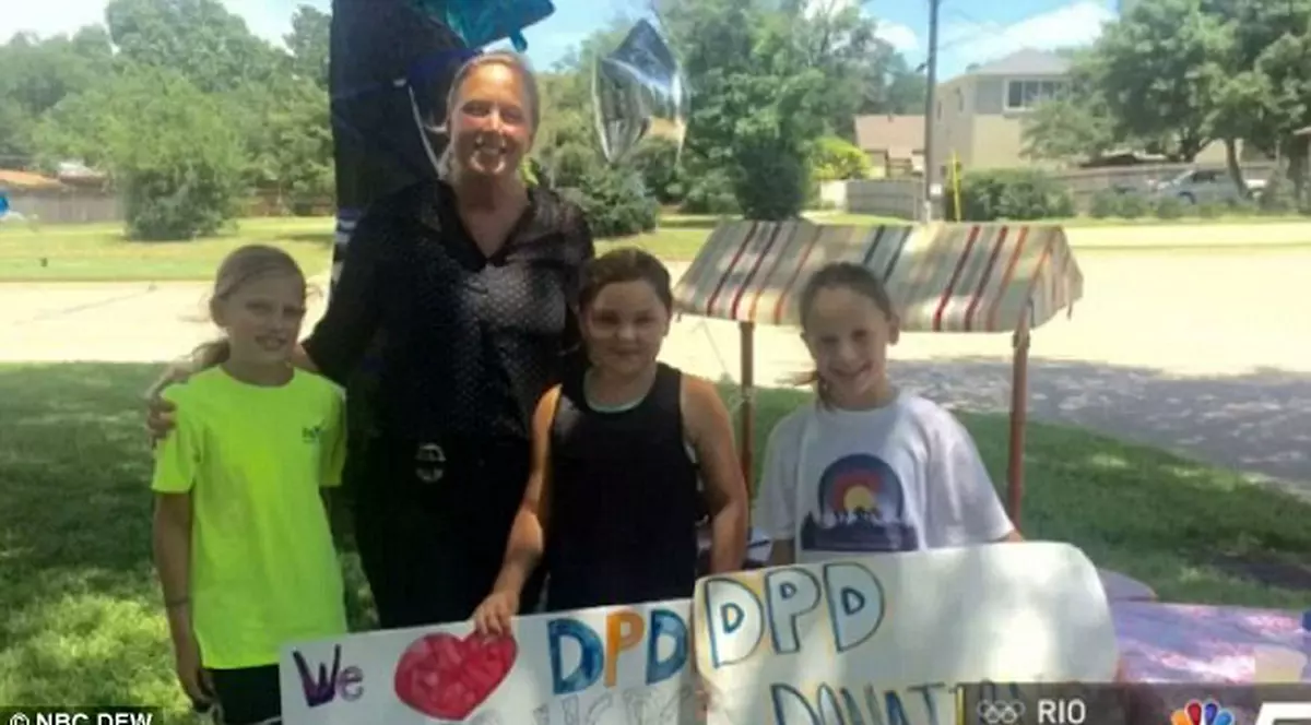 Două fetițe au strâns cu un stand de limonadă 10.000 $ pentru victimele atacului armat din Dallas