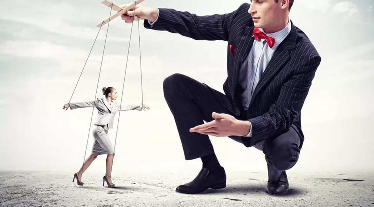 Cum îți dai seama că partenerul tău te manipulează