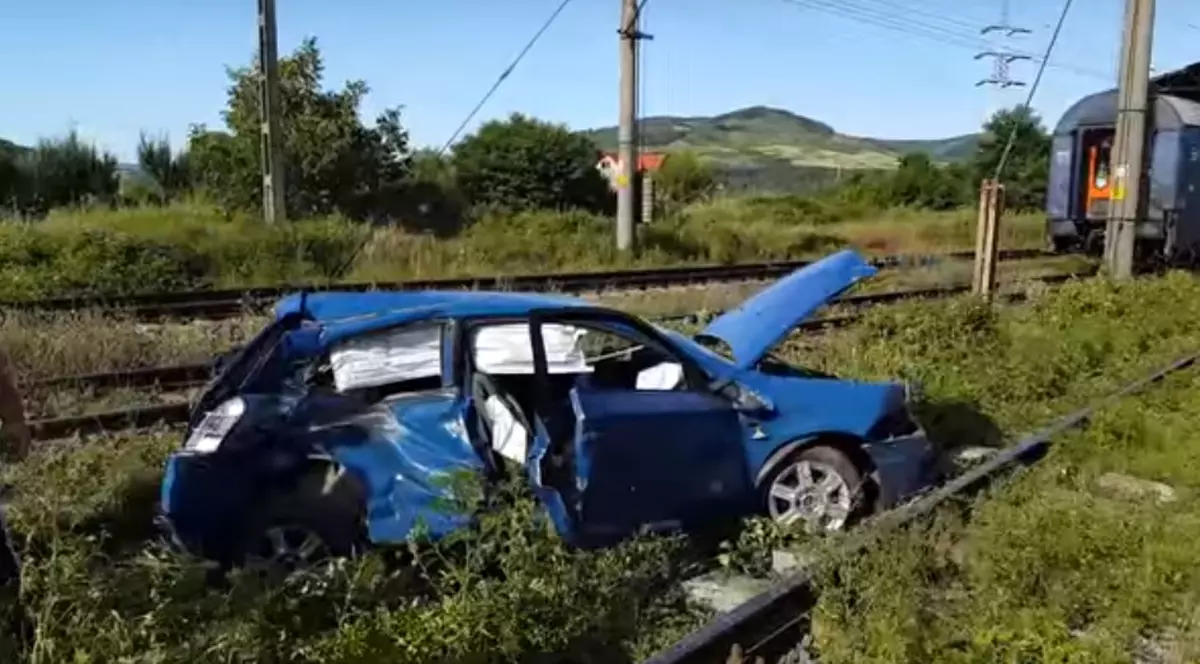 Maşină spulberată de tren în Hunedoara! Trei persoane au scăpat ca prin minune VIDEO
