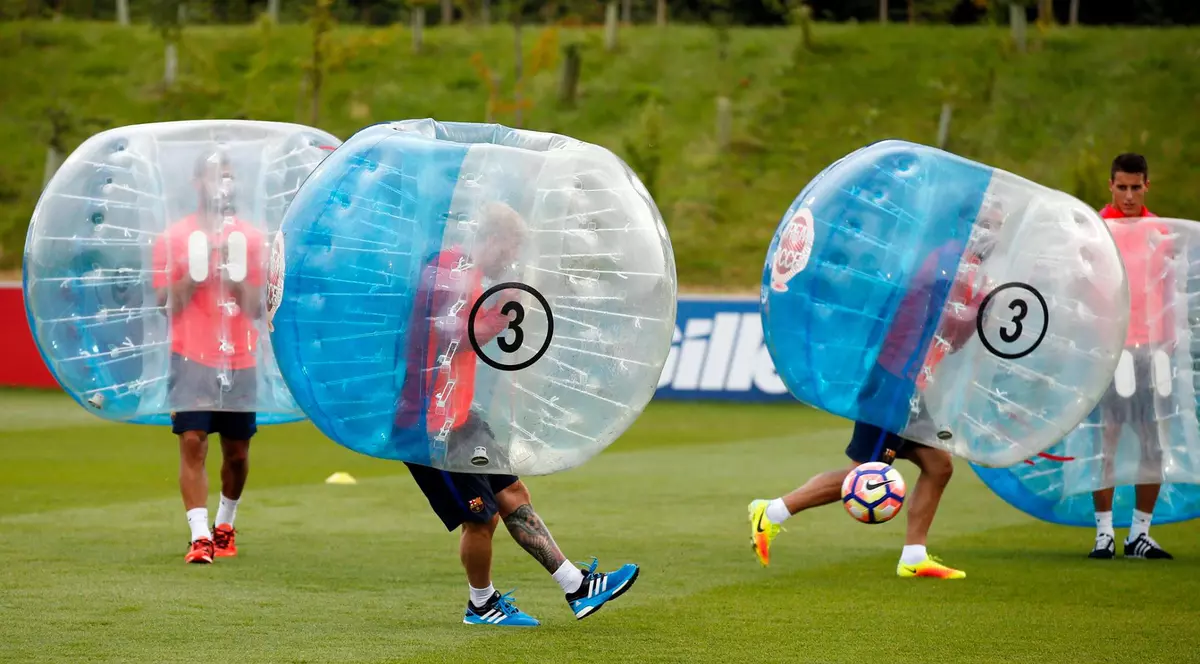 Jucătorii de la FC Barcelona, luați în balon. Messi, Neymar și Suarez au râs copios la antrenament / FOTO