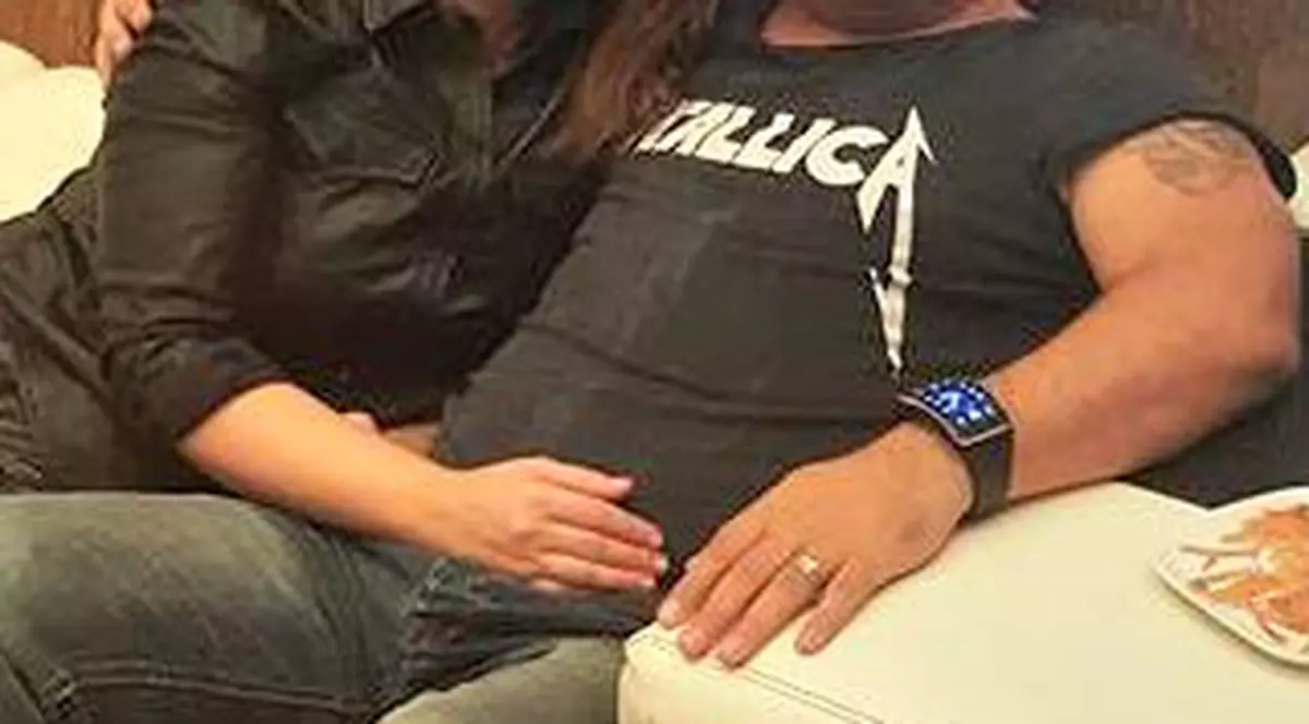 S-a dat lumea peste cap! Un cunoscut manelist a lăsat hainele sclipicioase și poartă tricouri cu Metallica