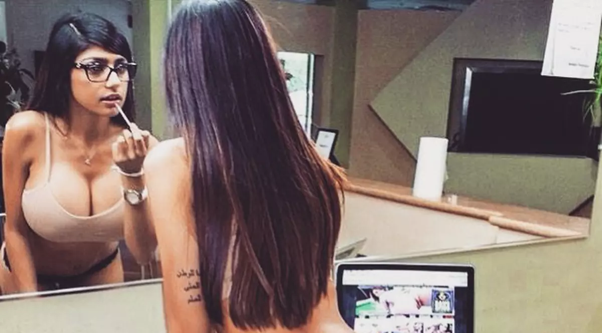 Fosta actriţă porno Mia Khalifa şi-a descoperit o nouă vocaţie: suporter fanatic | FOTO
