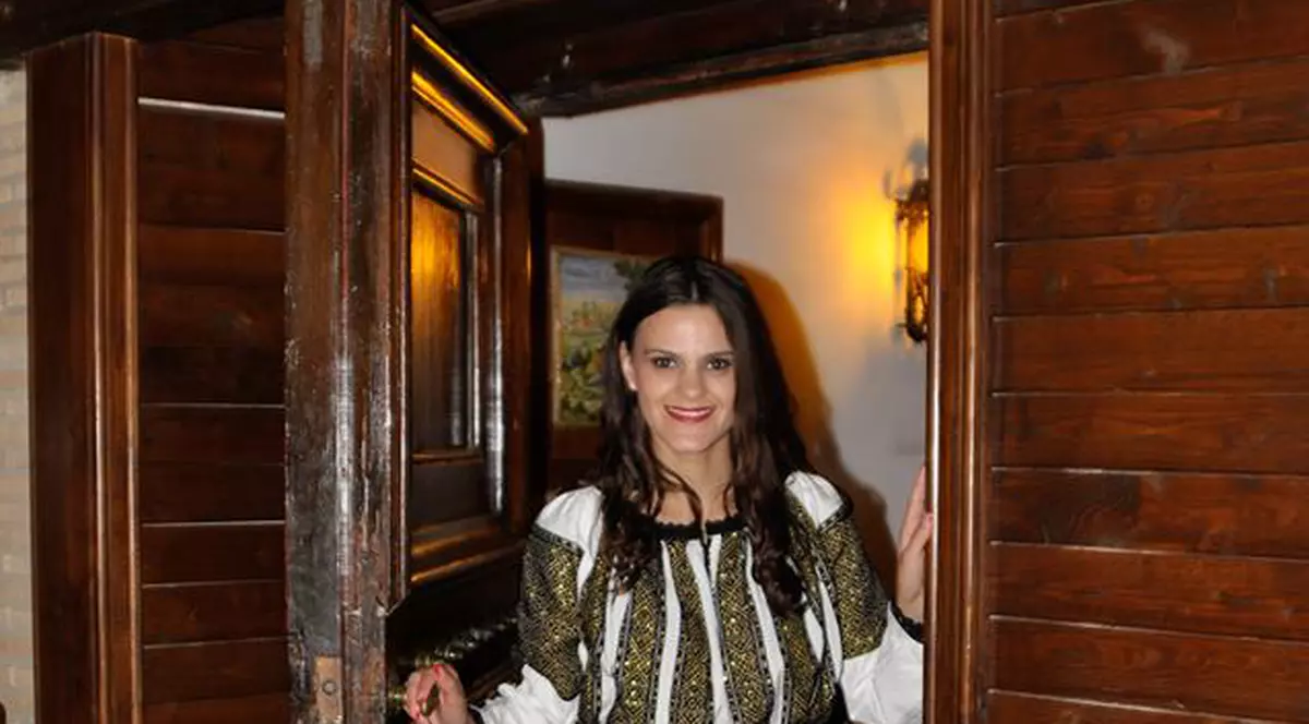 Transformare uluitoare a unei cântărețe, atunci când își dă jos costumul popular! Foto