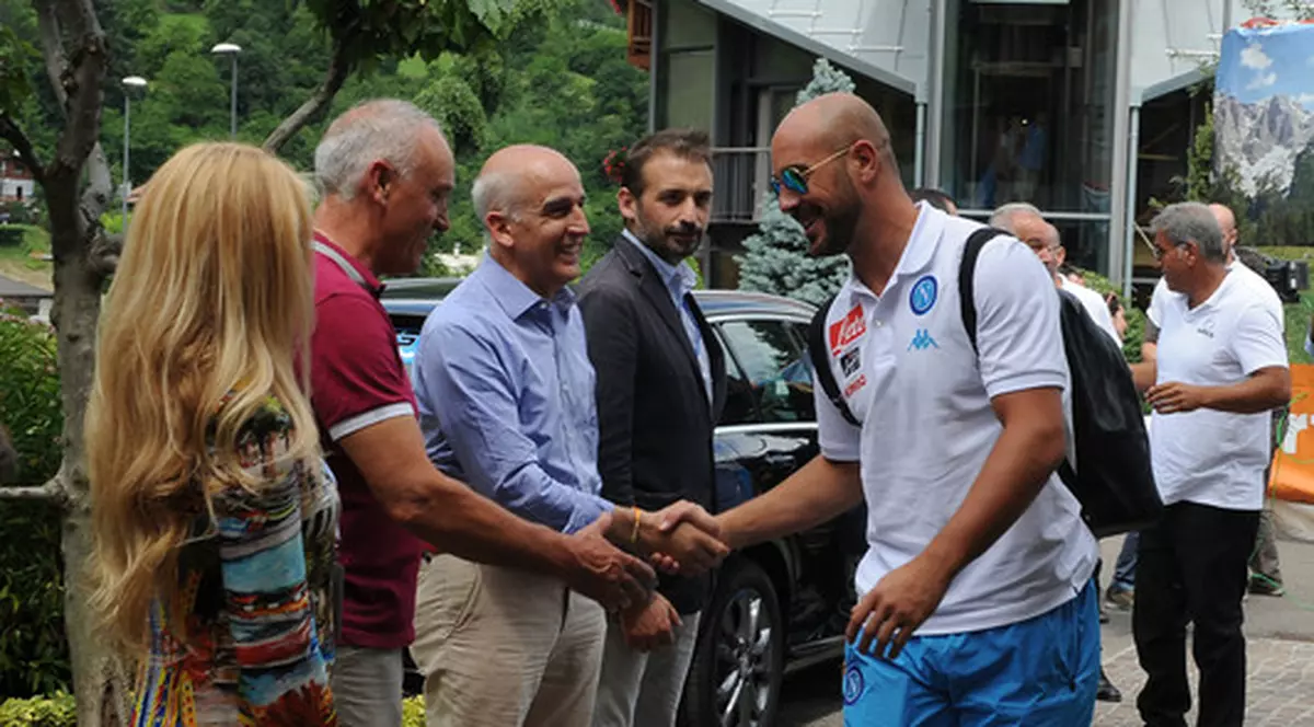 Serie A. Napoli a ajuns la Dimaro Folgarida, pentru primul cantonament. Vlad Chiricheș lipsește din lot. Există, totuși, un român! / GALERIE FOTO & VIDEO