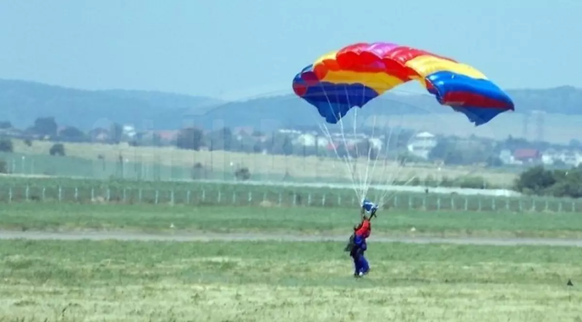 Incident pe Aerodromul Boboc | Un parașutist militar s-a rănit în timpul unui exercițiu
