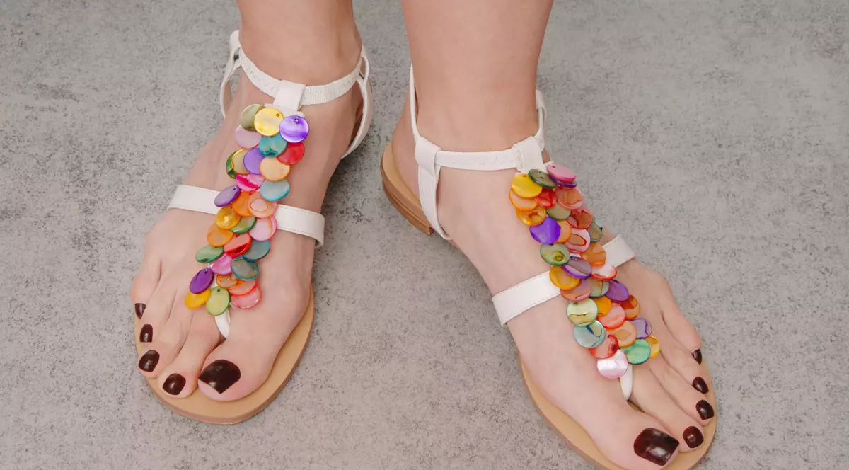 Fă-l să-şi plece privirea! Trucuri de vară pentru picioare irezistibil de frumoase