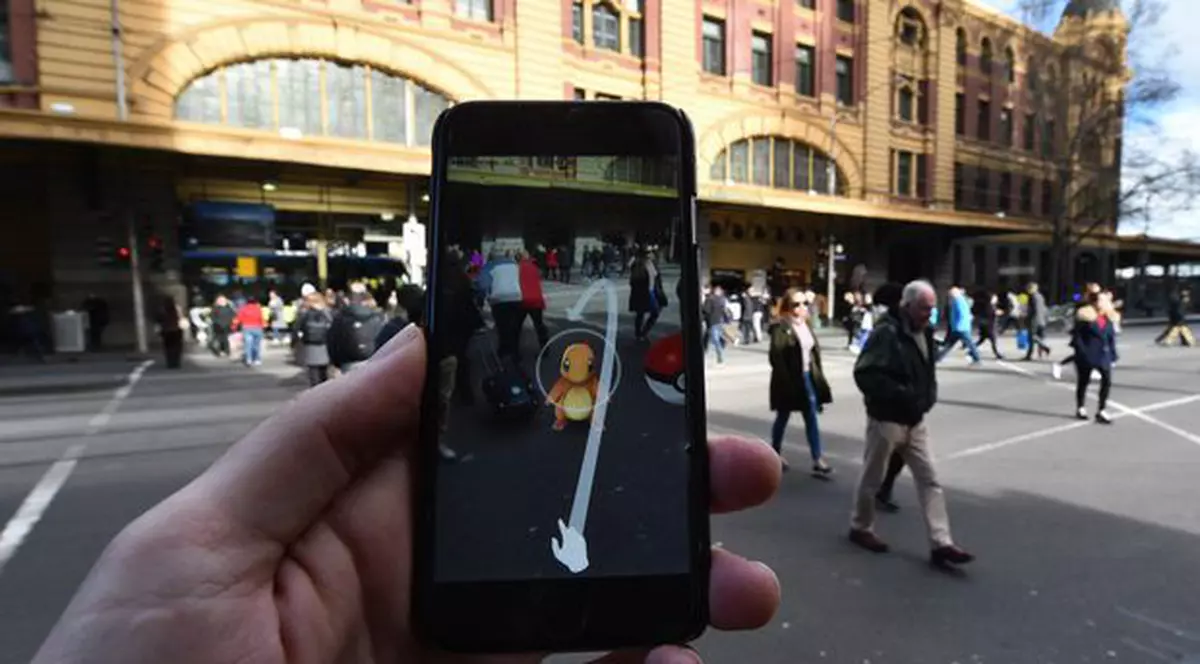 A sunat la poliție plângând, după ce a rămas blocată într-un cimitir noaptea, în timp ce căuta pokemoni. Ce este Pokemon Go, jocul care a isterizat mapamondul