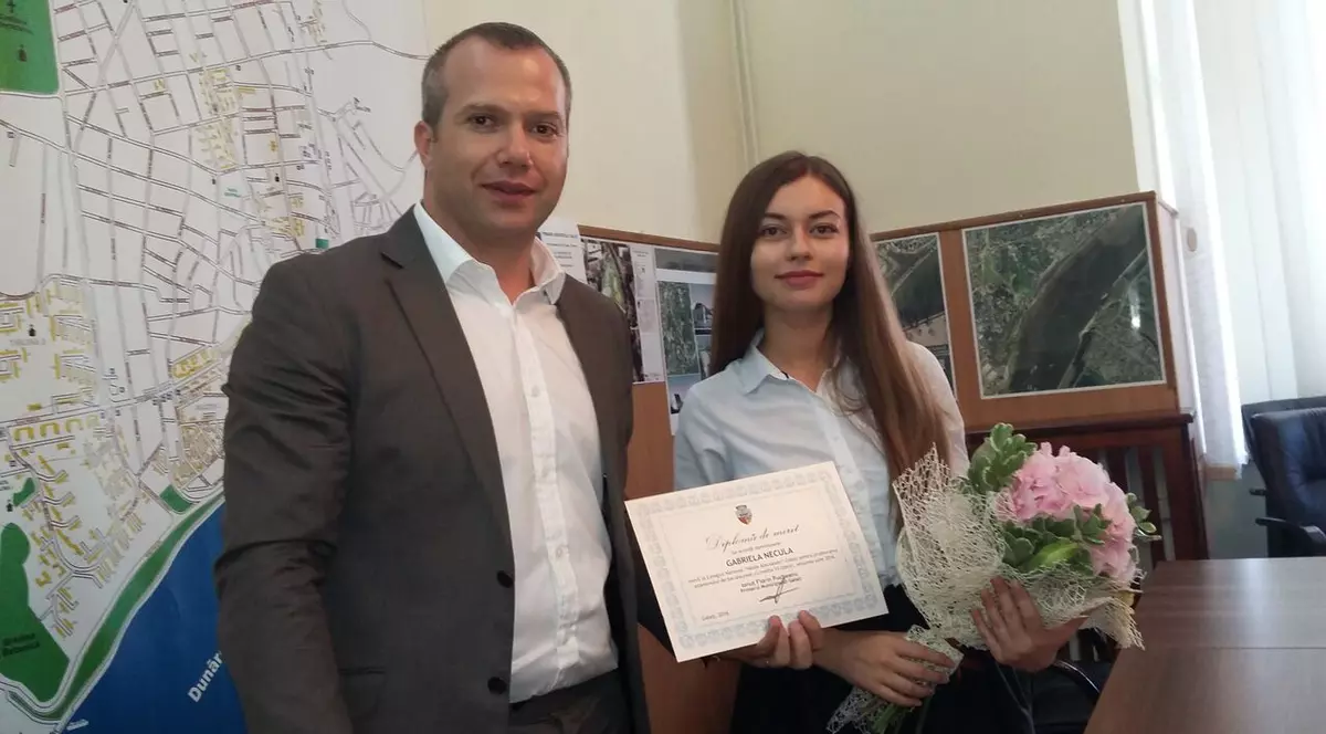 Premianta premiată | Eleva de 10 din Galați a primit 2.000 de lei de la Primărie
