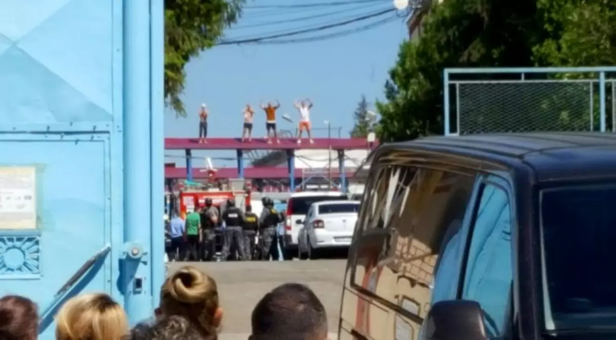 EXCLUSIV / Pușcăriașii care s-au revoltat vorbesc despre tactica ”dialogului” folosită de trupele speciale: ”Ne-au luat din somn și ne-au căsăpit”