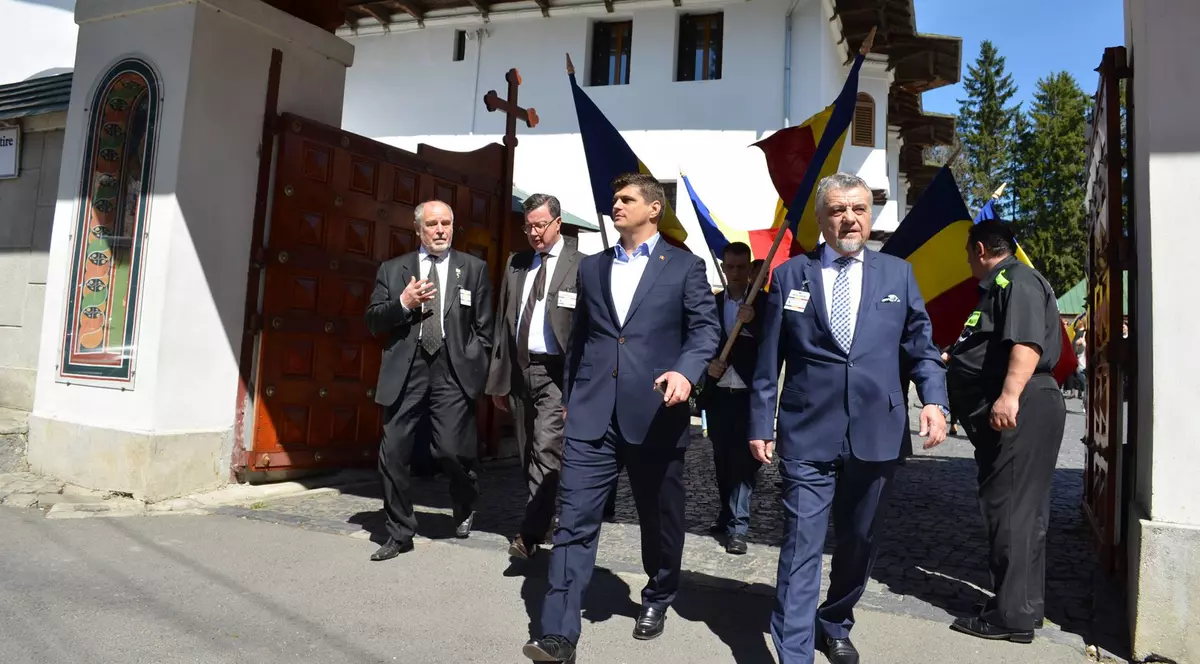 Tribunul a murit, trăiască înlocuitorul. Inginerul zootehnist care vrea să se urce pe tronul lui Corneliu Vadim Tudor