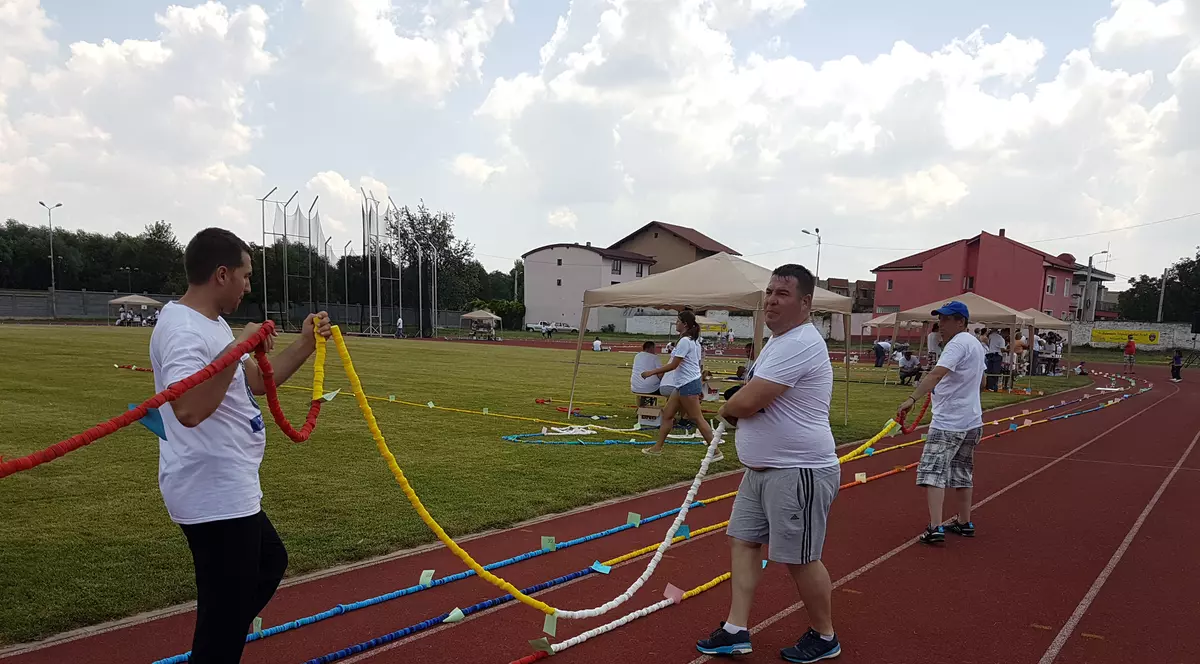 Record mondial la Arad! Au făcut un lanț de peste 2,5 kilometri din dopuri de plastic