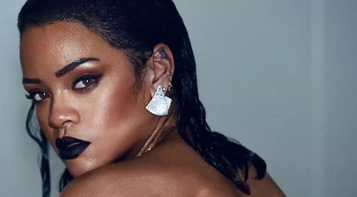 Rihanna, distracție la piscină înainte de concertul din București