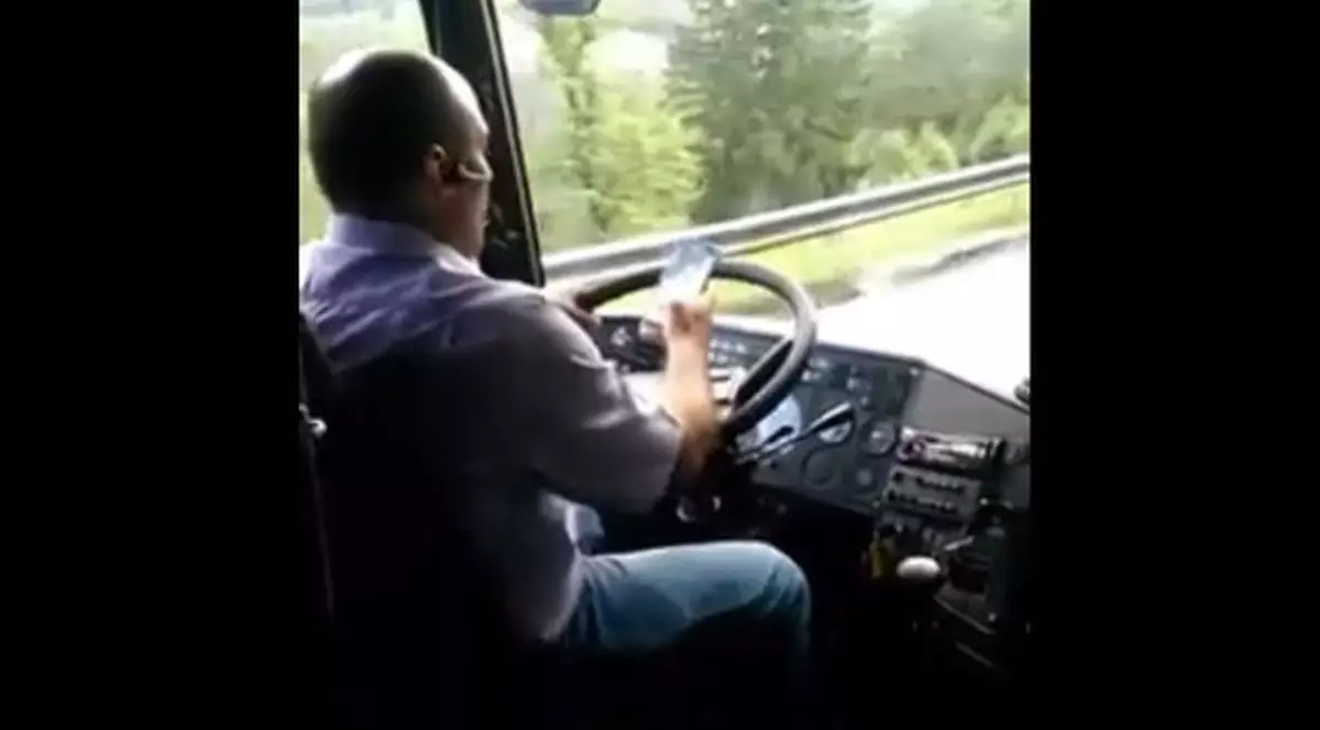 De necrezut! Ce face la volan șoferul unui autobuz care transportă persoane de la Onești la Brașov! | VIDEO