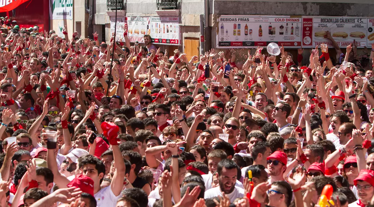 Viol și agresiune sexuală la cursele de tauri de la Pamplona. Poliția a arestat 15 bărbați. Ce au povestit victimele