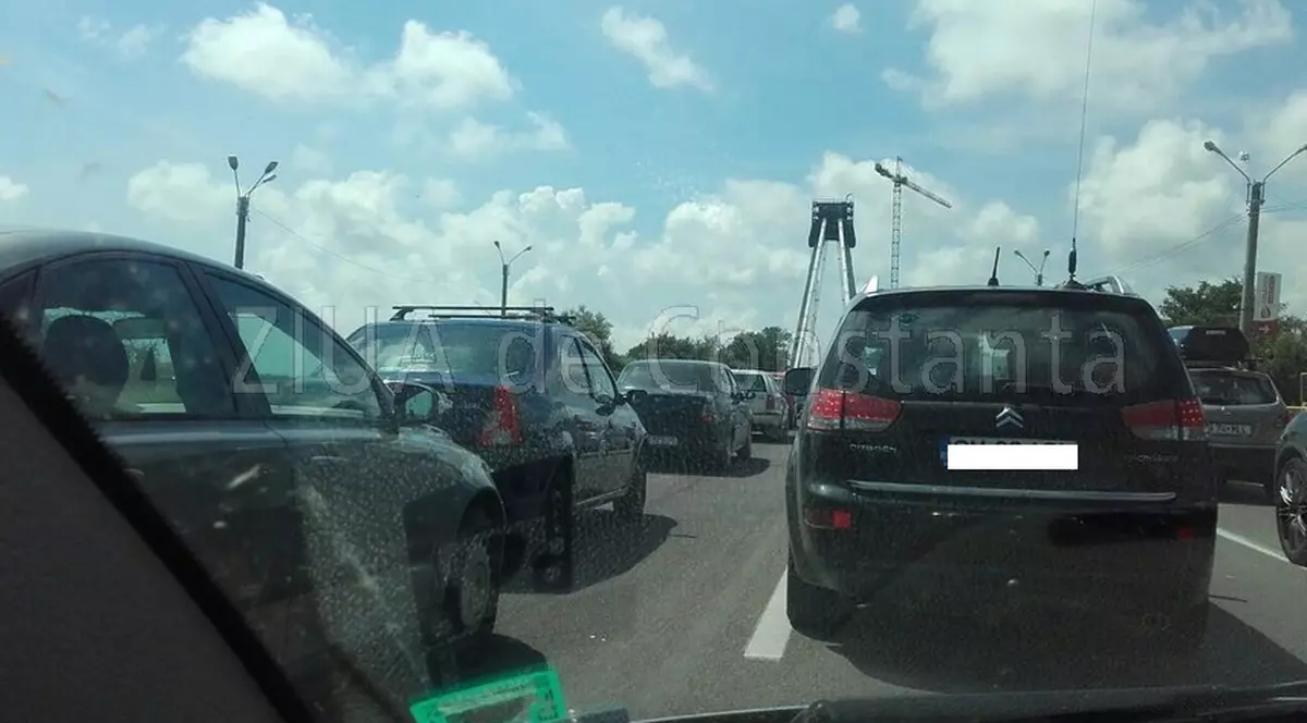 O femeie prinsă în trafic a făcut plajă în mijlocul șoselei | FOTO