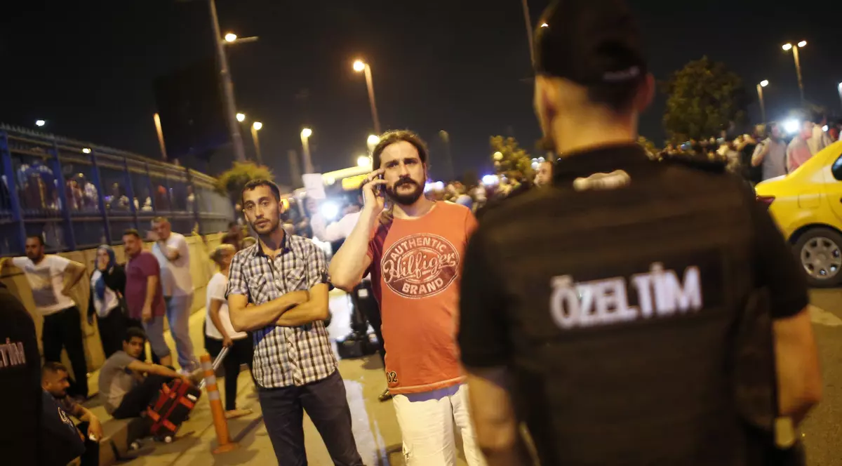 Un tânăr de 17 ani a semănat groază în Turcia! A luat trei vieți și a rănit alte trei persoane