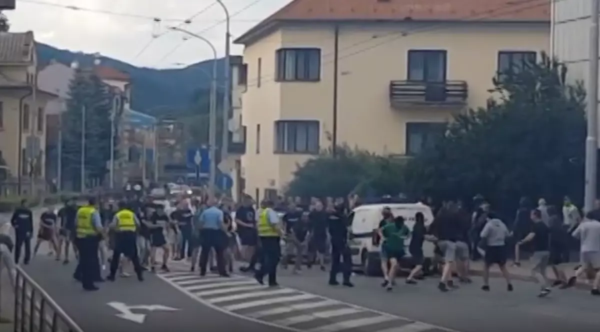 Scene de o duritate extremă. Slovenii și slovacii s-au bătut ca-n filme pe străzi | VIDEO