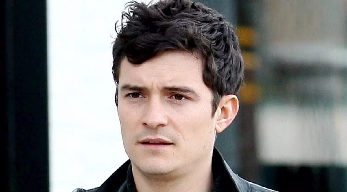 Orlando Bloom, gol-puşcă la plajă. Paparazzii l-au pozat în cele mai intime ipostaze