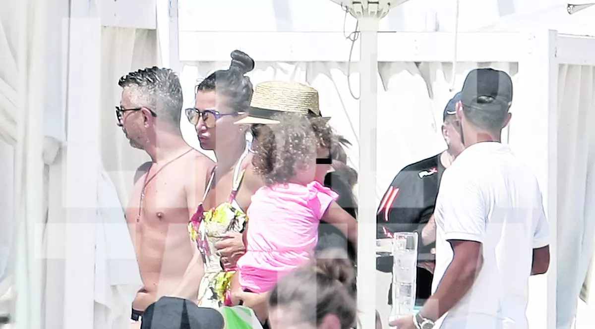 FOTO EXCLUSIV/ Elena Băsescu și-a etalat ultimul ”tuning” la plajă! Buzele sale, două petale