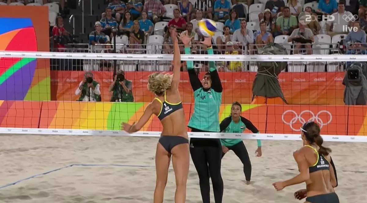 Jocurile Olimpice. Două lumi s-au înfruntat la volei pe plajă: unele, dezbrăcate, altele, împachetate | GALERIE FOTO