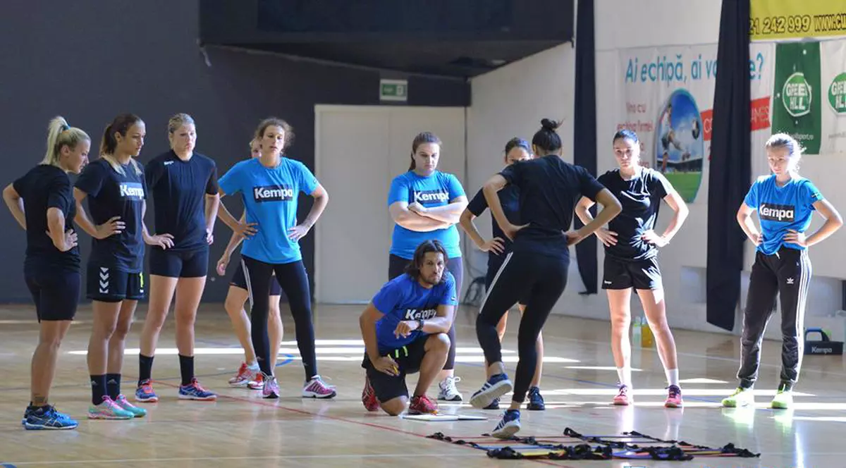 Doar 10 handbaliste la primul antrenament al lui CSM București, campioana națională și europeană la feminin