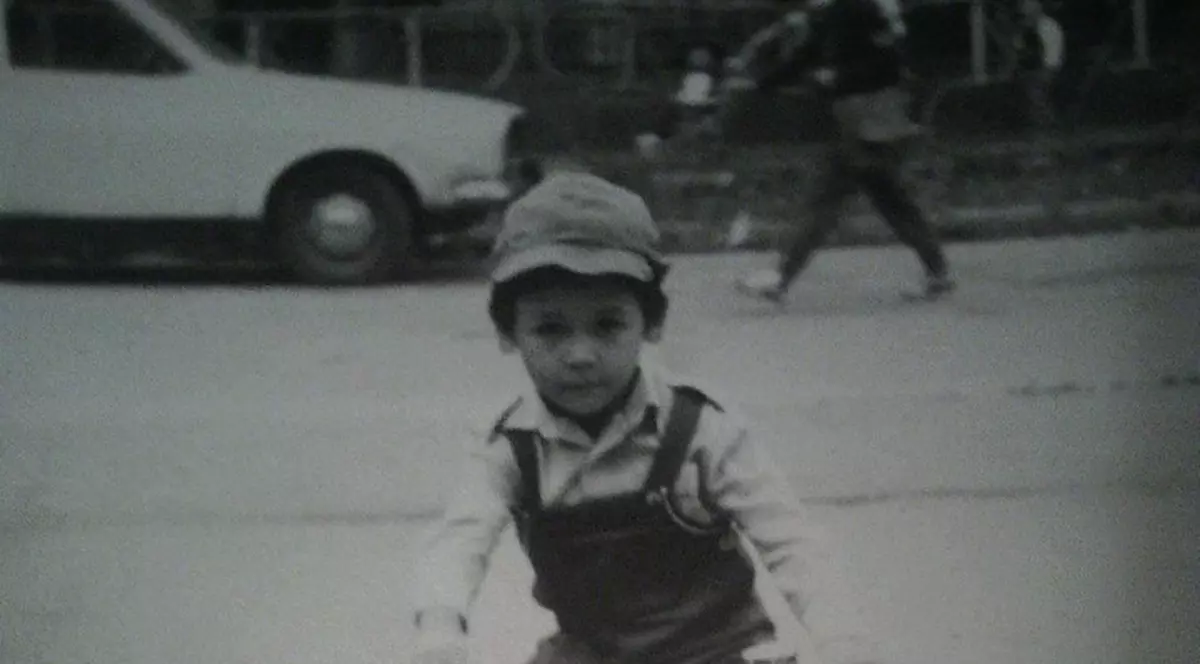 Dacă ai ști cine-i puștiul ăsta pe tricicletă! Și îl vezi în fiecare zi la TV